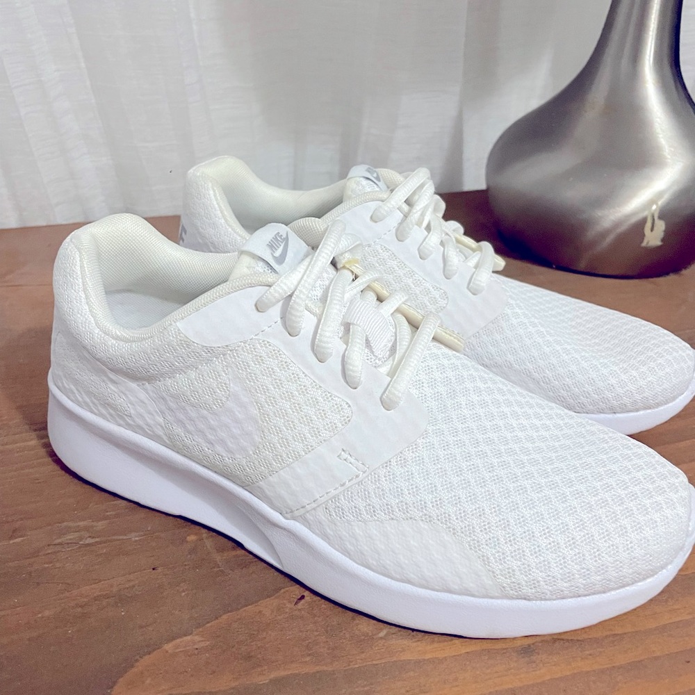 Nike Women’s 6.5 Tanjun shoe white